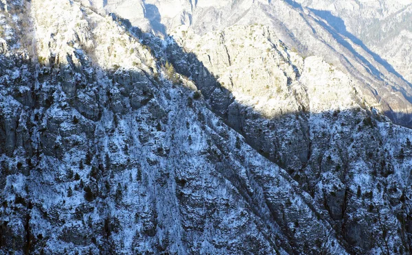 Bergen en bossen bedekt met sneeuw in de winter — Stockfoto