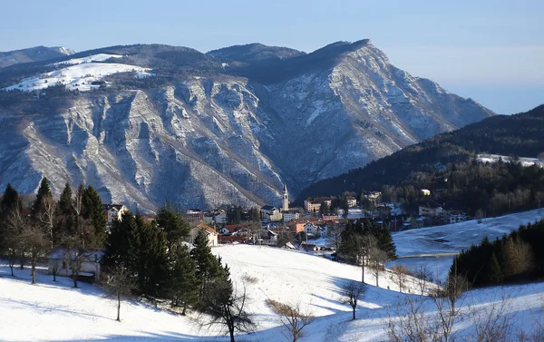 Dağlar ve köy Tonezza del Cimone, İtalya — Stok fotoğraf