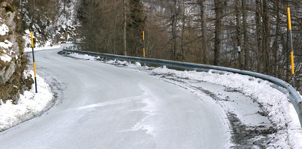 Kışın donmuş bir yol tehlikeli eğrisi — Stok fotoğraf