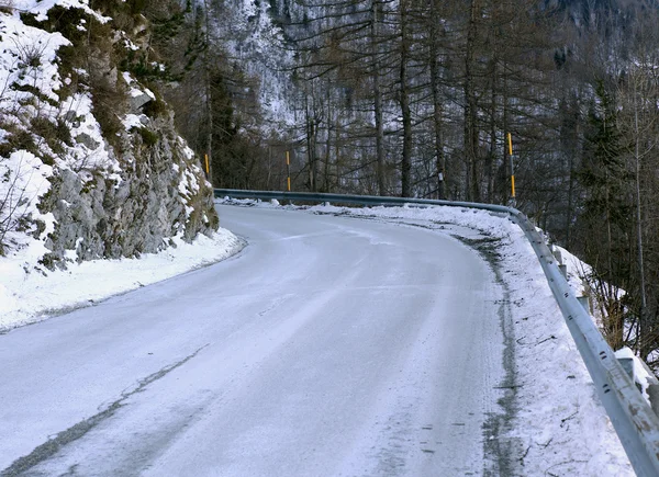 Замерзшая горная дорога зимой — стоковое фото