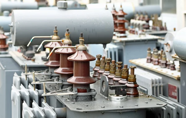 Transformadores de corriente trifásicos en almacén industrial — Foto de Stock