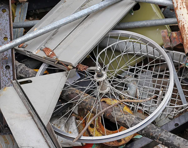 Ruota di una bicicletta nel contenitore di rottami metallici — Foto Stock