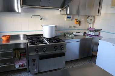 büyük gaz sobası ve dev alüminyum pot ile endüstriyel mutfak