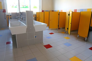Anaokulu ile beyaz seramik lavabo banyo