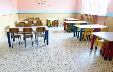 Anaokulu küçük masa ve sandalyeler ile büyük yemekhane
