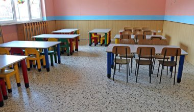 Anaokulu masa ve sandalyeler ile büyük yemekhane