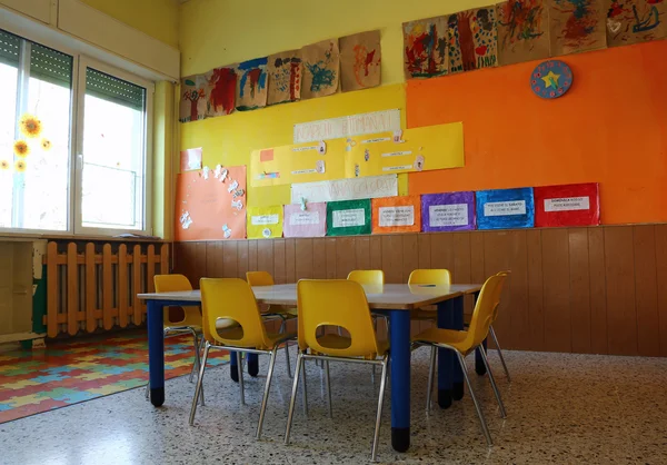 Kindergarten Klassenzimmer mit Stühlen und Tisch mit Zeichnungen von ch — Stockfoto