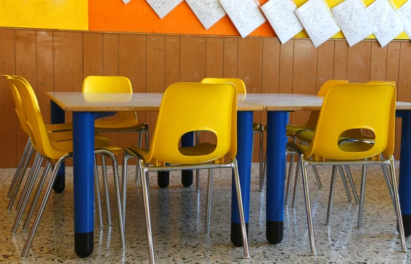 Kleuterschool Klas Met Gele Stoelen Tafel — Stockfoto