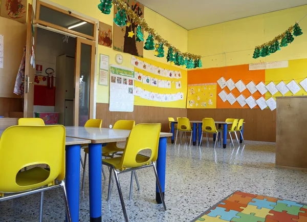 Kindergarten Klassenzimmer mit Stühlen und Tisch mit Zeichnungen von ch — Stockfoto