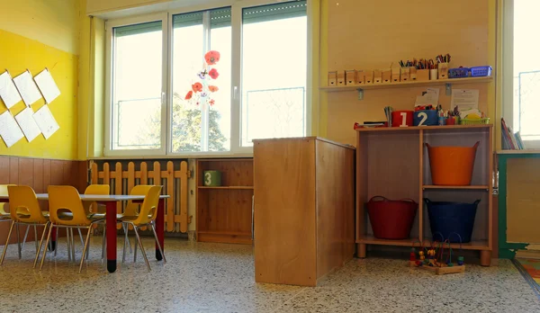 Класс детского сада со стульями и столом — стоковое фото
