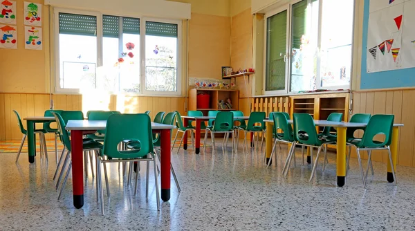 Interieur van een kleuterschool klasse met de stoelen en kinderen — Stockfoto