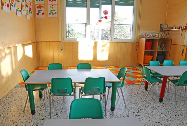 Kindergarten klass med stolarna och barnens dekorationer — Stockfoto