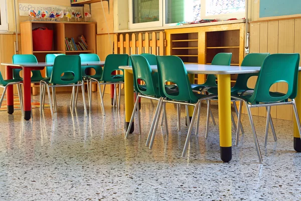 Kleuterschool klasse met de groene stoelen — Stockfoto