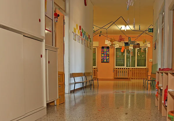 Korytarz z przedszkola z dekoracje wisiały na ścianach — Zdjęcie stockowe