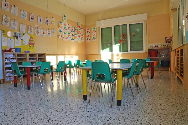 Classe scuola materna con le sedie verdi e tavolini — Foto Stock