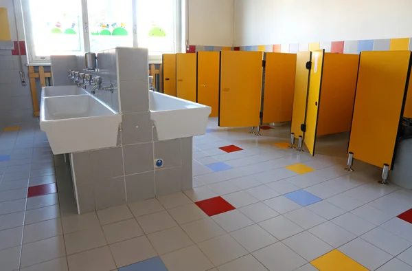 Bagno della scuola materna con lavandini in ceramica bianca — Foto Stock