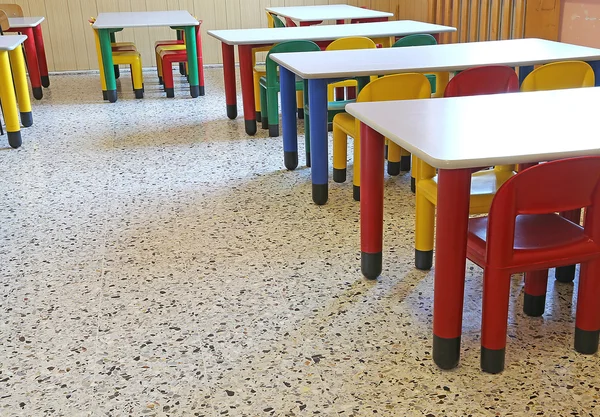 Chaises et petites tables dans la salle à manger de la crèche — Photo