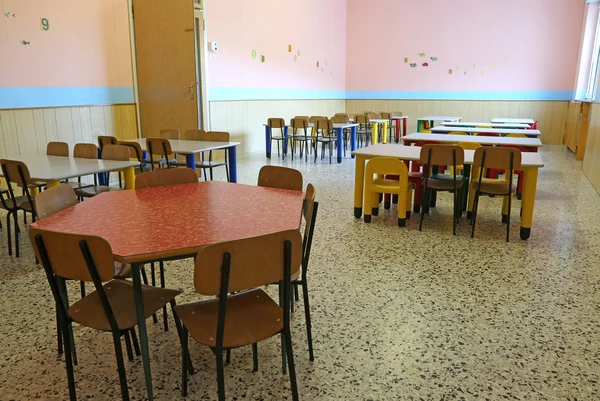Стільці і маленькі столи в їдальні дитячої — стокове фото