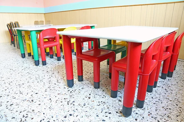 Chaises rouges et petites tables dans la classe maternelle — Photo