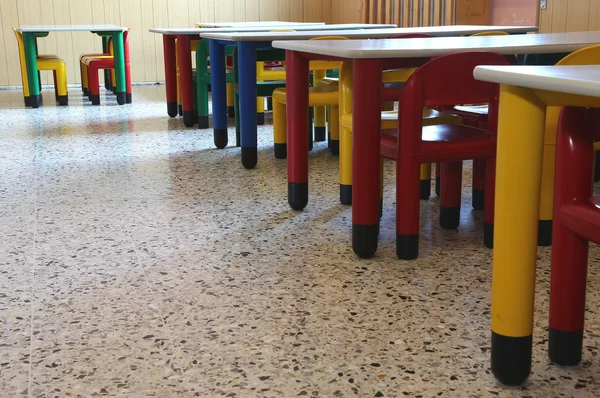 Cadeiras e mesas de jardim de infância sem crianças — Fotografia de Stock