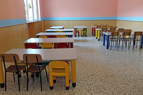 Refectorio de jardín de infantes con pequeñas mesas y sillas para niños —  Fotos de Stock