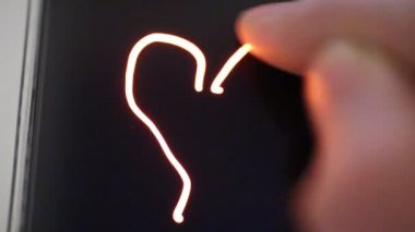 Bir akıllı telefon ekranında çizimler Kalpler