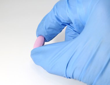 ilaç ve medikal eldiven ile doktor