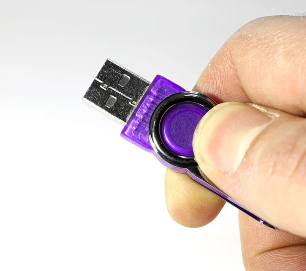 Grande mano con una penna usb viola — Foto Stock