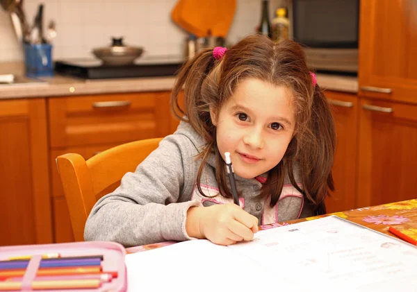 Chica escribe en el cuaderno de trabajo escolar — Foto de Stock