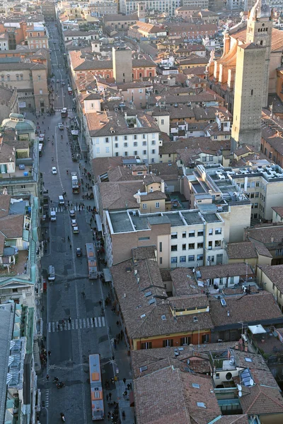 Uitzicht op de stad Bologna van de Asinelli toren — Stockfoto