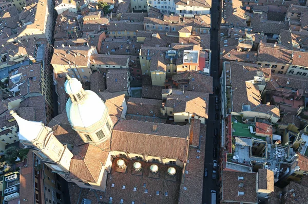 Uitzicht op de stad Bologna van de Asinelli toren — Stockfoto