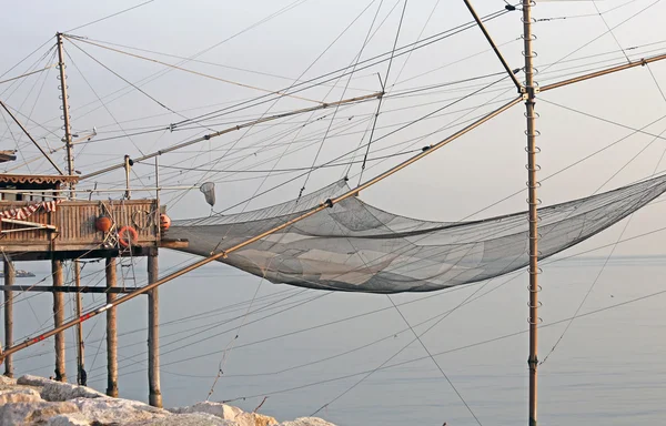 Redes de pesca sobre las casas Stilt — Foto de Stock