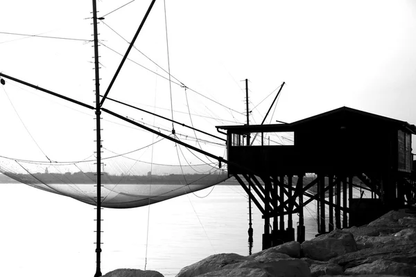 A halászati hálók felett a gólyaláb házak — Stock Fotó