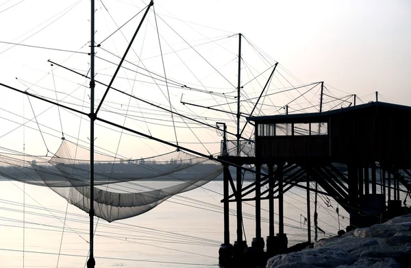 Рыболовные сети над домиками Stilt — стоковое фото