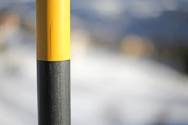 Pôle noir et jaune en montagne en hiver — Photo