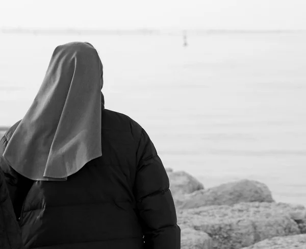 Nun walks in winter near the ocean — Stock Photo, Image