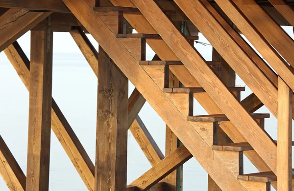 Escalera de madera complicada para subir por encima de una casa inclinable de madera — Foto de Stock