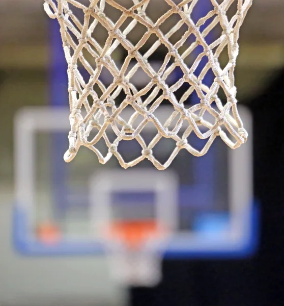 NET de basquete e duas cestas na quadra de basquete — Fotografia de Stock