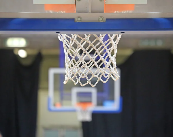 Две корзины на баскетбольной площадке — стоковое фото