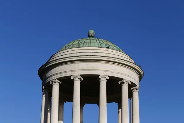 Alter Tempel über dem Hügel des öffentlichen Parks — Stockfoto