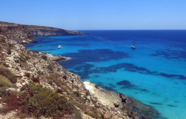 Lampedusa Adası üzerinde tekne palamarla