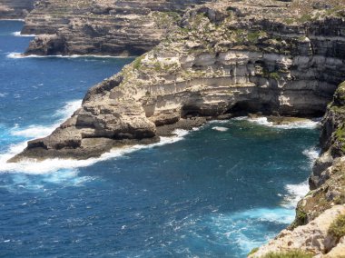 denizin dalgaları ile üzerinde yüksek uçurum