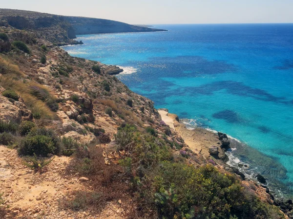 Lampedusa v Itálii s Cliff a čisté modré moře — Stock fotografie