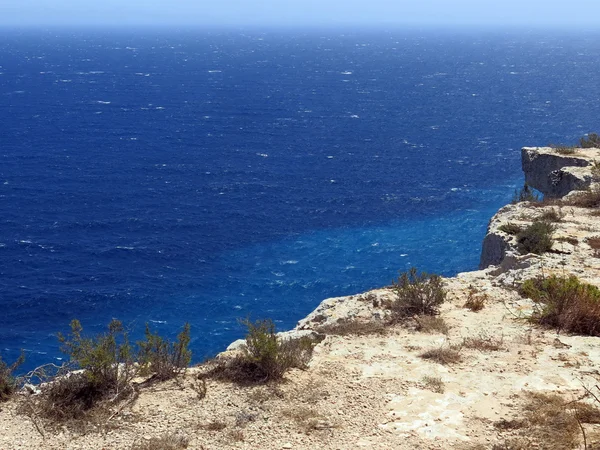 Lampedusa in Italien mit Steilküste und blauem Meer — Stockfoto