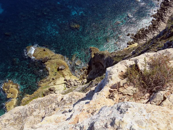 Denizin dalgaları ile üzerinde yüksek uçurum — Stok fotoğraf