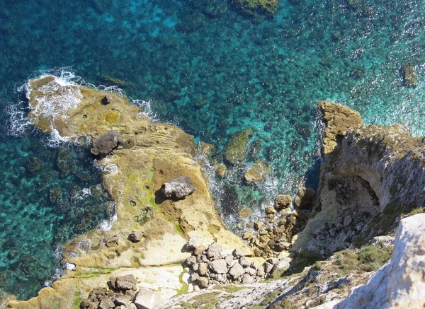 Hohe Klippe am Meer mit Wellen — Stockfoto