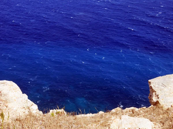 Mare blu e la roccia bianca — Foto Stock