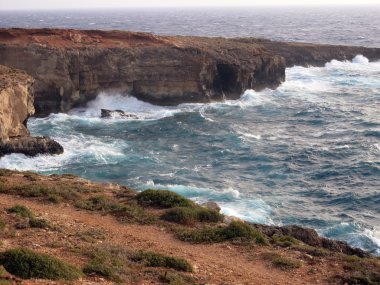 denizin dalgaları ile üzerinde çok yüksek uçurum