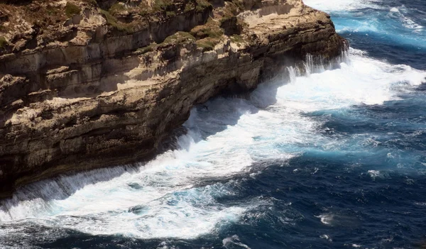 Acantilado muy alto en el mar agitado con olas —  Fotos de Stock