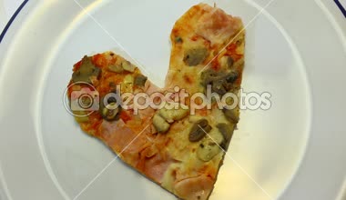 Mantar ve jambon pizza kalp şeklinde
